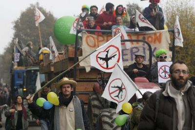 1792276_6_108c_people-take-part-in-a-demonstration-against_502c1221a753f2b55c6a2c38d17d078f