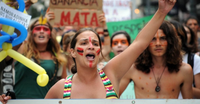 Imagem 52/56: Em Florianópolis (SC), manifestantes realizam um ato público em defesa dos índios guaranis-kaiowás, e pela demarcação das suas terras no Mato Grosso. O ato acontece simultaneamente em outras cidades do Brasil, nesta sexta-feira (9) 