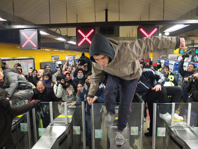Un centenar de personas partidarias del movimiento 'Yo no pago' se han colado en la parada de metro de plaza Catalunya de Barcelona para protestar contra la subida de tarifas del transporte público. Los participantes se han reunido en el centro de la plaza y se han desplazado hasta la parada de metro para entrar en los vestíbulos.Ante la mirada atónita de los revisores y personal de TMB (Transports Metropolitans de Barcelona), han coreado gritos como "¡Que pague Urdangarin!", "Este billete no lo pago" o "Transporte gratuito para los parados". Los manifestantes se han limitado a superar la barrera para entrar y después salir, sin llegar a bajar a los andenes del metro.