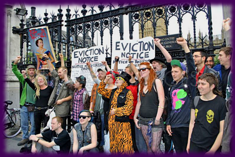 simulation of Buck Palace Eviction //simulacro desahucio Buckingham Palace     simulatron of Buck Palace Eviction //simulacro desahucio Buckingham Palace