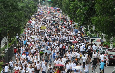 Thousands of protesters gather for a rally against corruption at a park in Manila on August 26, 2013. People gathered in a central Manila park on August 26 to protest against embedded corruption in the Philippine political system after a rallying call on Facebook and Twitter.  