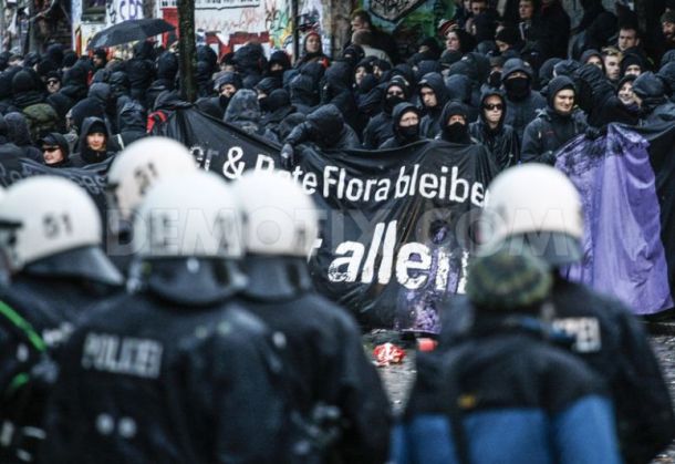 1387710985-violent-riots-break-out-during-protest-in-hamburg_3547743