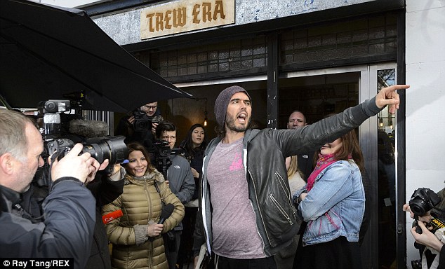 2703492E00000578-3013111-image-a-77_1427387084197