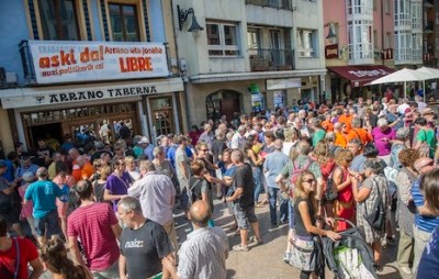 2014-08-05, Zarautz. 35/02 sumarioko Auzitegi Nazionalaren sententzia baloratu dute herriko tabernetako ordezkariek Zarauzko Arrano Kabia Elkartearen aurrean. Zarauzko Elkarteko Koldobike Muniain eta Andoaingo Elkarteko Agustin Alberrok hartu dute hitza. Irudian, herrikoen ordezkariak Arrano Kabia Elkartearen aurrean. 05-08-2014, Zarautz. Los representantes de las Herriko Tabernas valoran la sentencia de la Audiencia Nacional sobre el sumario 35/02. Han tomado la palabra, Koldobike Muniain de Zarautzko Elkartea y Agustin Alberro de Andoaingo Elkartea. En la imagen, representantes de las herrikos en frente de Arrano Kabia.