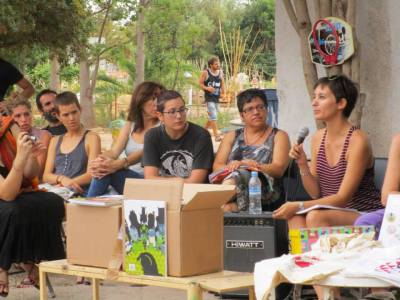 June Fernández presentà al pati del CSOA l'Horta el número dos de l'edició en paper de Pikara magazine, ...