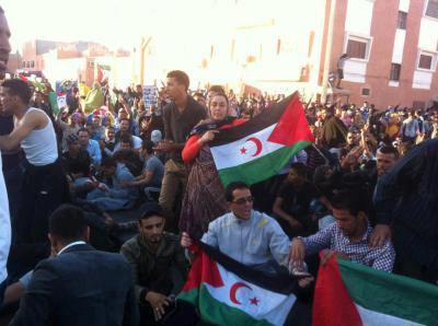 Une manifestation pro-indépendance sans précédent depuis plusieurs décennies s’est déroulée le 05/06/2013 à Laâyoune, la plus grande ville du Sahara occidental, ex-colonie espagnole contrôlée par le Maroc, ont rapporté lundi plusieurs médias marocains.