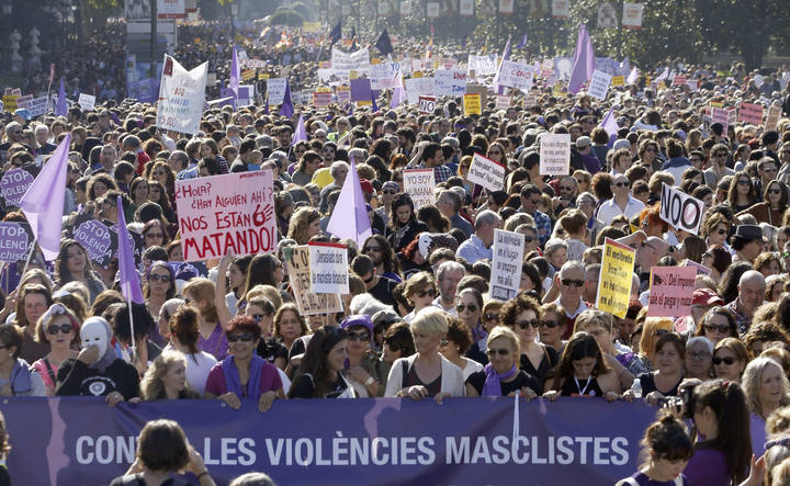 GR156. MADRID, 07/11/2015.- Las calles de Madrid han acogido hoy a miles de personas que se manifestan en la primera gran movilización nacional contra las "violencias machistas", una marcha del movimiento feminista a la que se han sumado todos los grandes partidos, sindicatos y distintos colectivos sociales con la que se pide que esta lacra sea considerada una cuestión de Estado y que se reforme la ley de 2004 para contemplar en ella todas las formas de violencia contra las mujeres, no sólo las que se dan en el entorno de las parejas o exparejas. EFE/J. J. Guillén