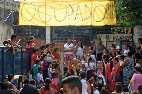WS1 SÃO PAULO 19/11/2015 - OCUPAÇÃO ESCOLA ESTADUAL GAVIÃO PEIXOTO - CIDADES- Movimentação de estudantes na Estadual Gavião Peixoto, em Perus (SP), ocupada por estudanres no final da noite de ontem. Estudantes ocupam o local em protesto contra o fechamento de escolas para a reorganização da rede de ensino estadual. FOTO:WERTHER SANTANA/ESTADÃO
