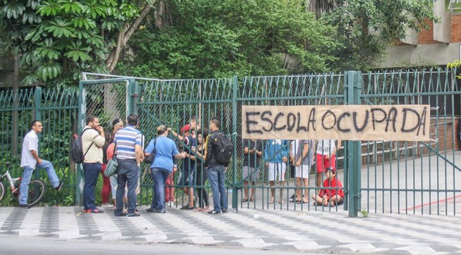 SÃO PAULO, SP, 19.11.2015: EDUCAÇÃO-PROTESTO - Alunos ocupam a escola estadual Caetano de Campos, na rua Pires da Mota, no bairro da Aclimação, em São Paulo, nesta quinta-feira (19). Eles protestam contra a politica do governo que fechará escolas estaduais. (Foto: Marco Ambrosio/Folhapress)