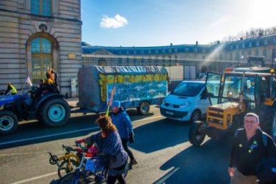 1st Dec.. Convoy arrives in Paris 