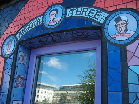 Angola-3-mosaic-on-house-in-Chiswick-West-London-suburb-082508-by-Carrie-Reichardt