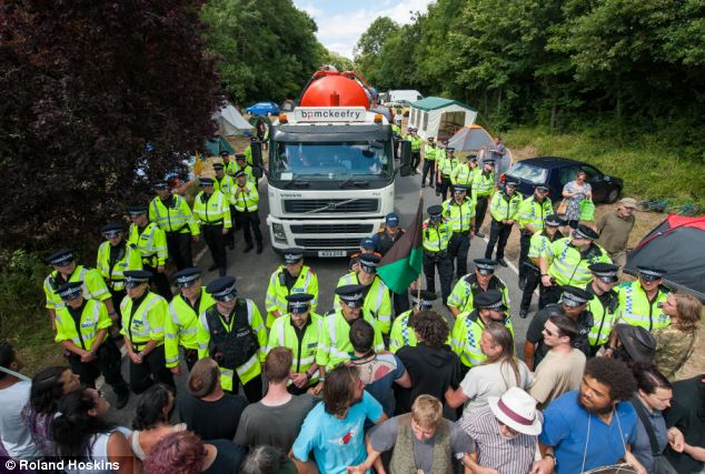 article-2482651-1B38272A000005DC-698_634x427