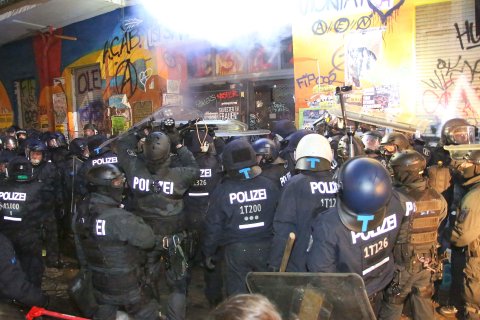 lunatic police response to attack on traffic warden