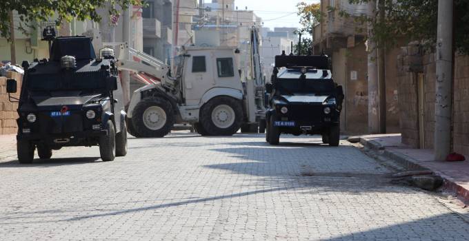 MARDİN (DİHA) - In Nusaybin district of Mardin where a curfew remains in effect in its eight day, aggression by state forces against civilians continues.