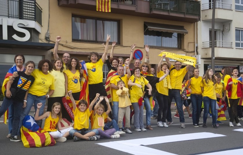 Familias-con-sus-ninos-a-favor-de-la-independencia-el-pasado-11-de-Septiembre