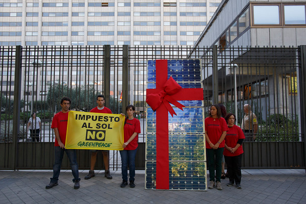 "28/07/2015 - 30/07/2015. Ministerio de Industria, Paseo de la Castellana Madrid, Espaa, Spain. Activistas de Greenpeace han protestado contra el impuesto al sol junto al Ministerio de Industria con el mensaje ÒImpuesto al sol NOÓ, para mostrar su rechazo al proyecto de Real Decreto que regula el autoconsumo. (© Greenpeace / Pablo Blazquez) © Greenpeace Handout - No Sales - No files - Editorial Use Only - Free Use Only for 14 days after release. Photo provided by Greenpeace, used only to illustrate news or comment on the facts or events depicted in this image. ©Greenpeace Handout Ð No Ventas Ð No Archivos - Uso Editorial Solamente Ð Uso Libre Solamente para 14 das despus de Liberacin. Foto proporcionada por GREENPEACE, uso solamente para ilustrar noticias o comentarios sobre los hechos o eventos representados en esta imagen."