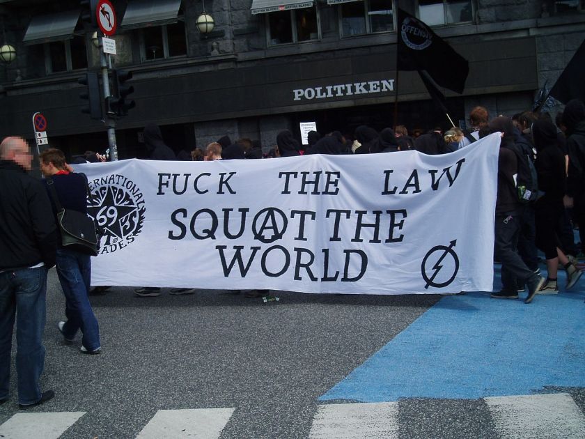 1280px-Squat_the_world