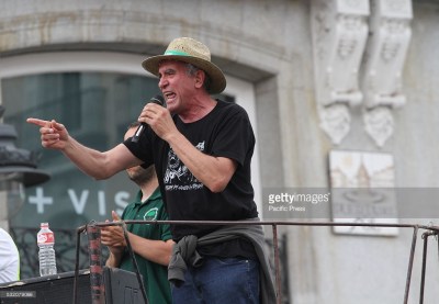 The historic leader of the Andalusian Union of Workers (SAT) Diego Cañamero and 15 companions of the organization have camped in the Puerta del Sol to start a hunger strike in order to get a pardon of Andrés Bódalo, municipal councilor Jaen, and member of SAT, who was sentenced to prison. 
