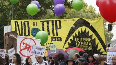 Multitudinaria-manifestacion-Madrid-pobreza_EDIIMA20151017_0446_4