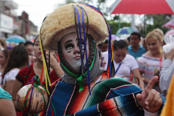 Parachicos march in support of the teachers. Photo: Eduardo