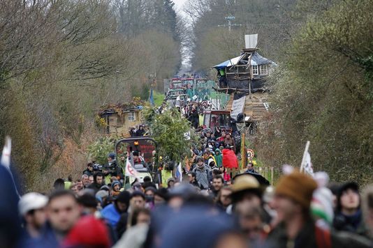 3159523_6_fb3d_sous-une-pluie-intermittente-mais-insistante_be7d08f1a4742ea00cdd6efa66b3da8f