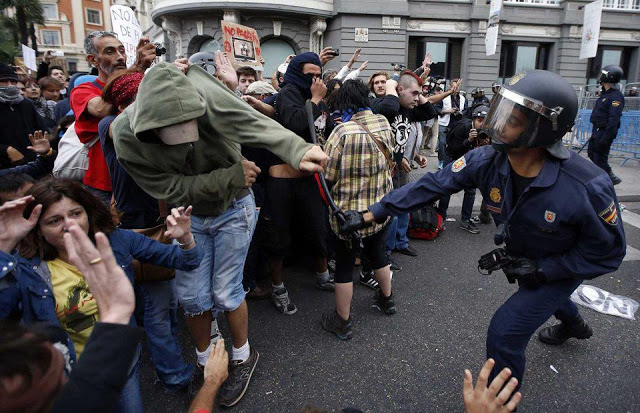 Policing an anti corruption demo in Madrid