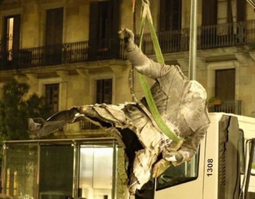 momento-que-camion-basura-municipal-lleva-polemica-estatua-franco-1477033716072