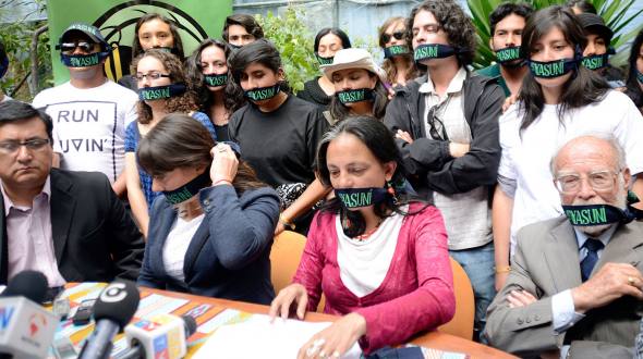 QUITO. La activista Esperanza Martínez (c), de Acción Ecológica, se solidarizó con la fundación Pachamama. Estuardo Vera