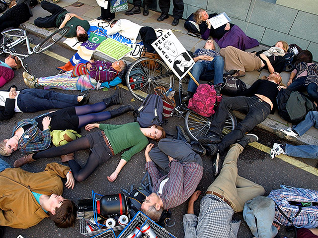 london-uk-a-large-crowd-o-013