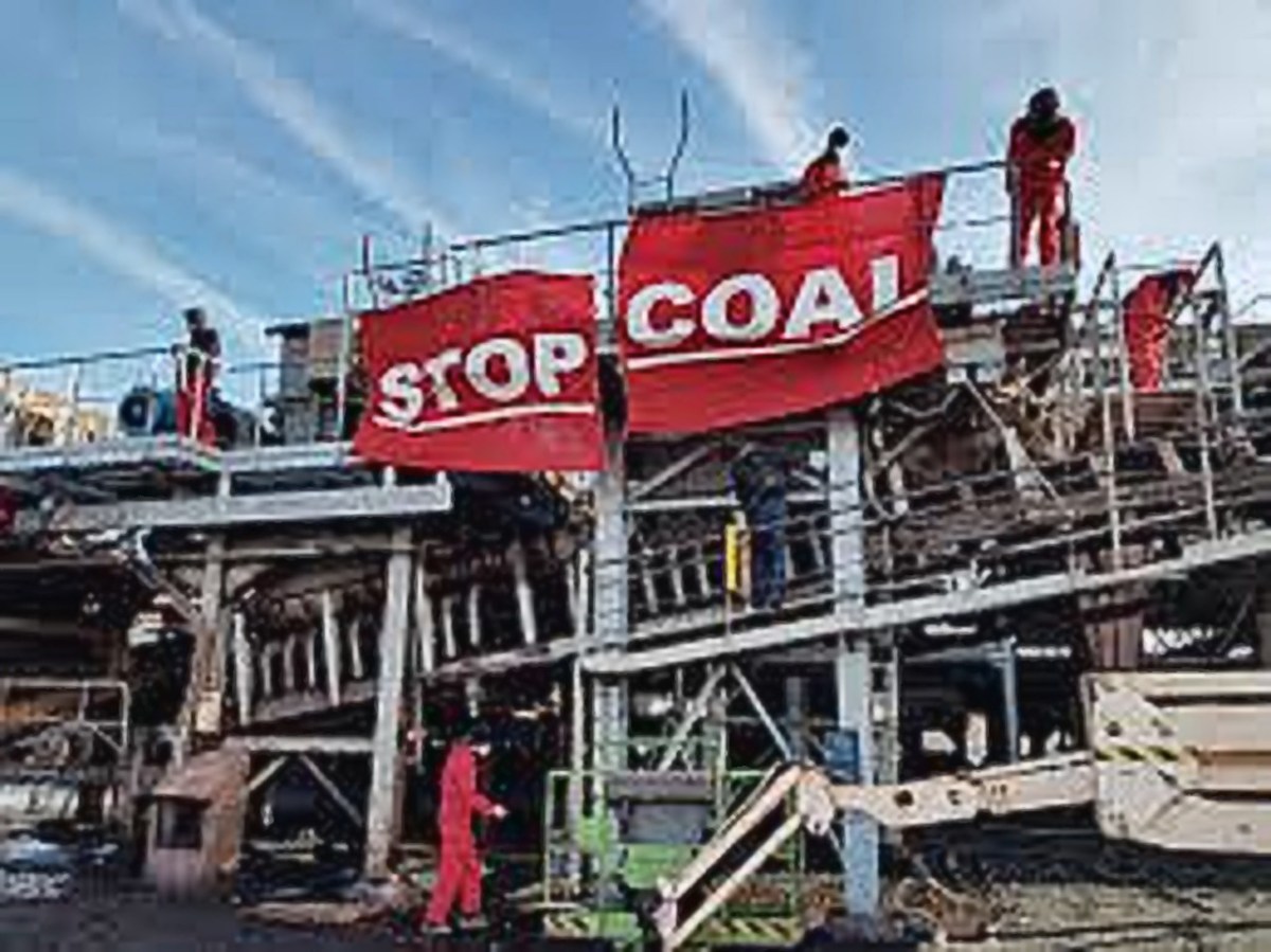 Climate protectors block Rotterdam Coal&nbsp;Station