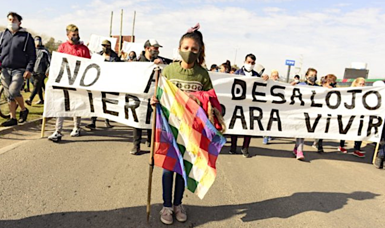 This image has an empty alt attribute; its file name is toma.png